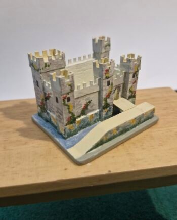 12th scale Dolls House Toy  Castle  Quality  British Made    AT25