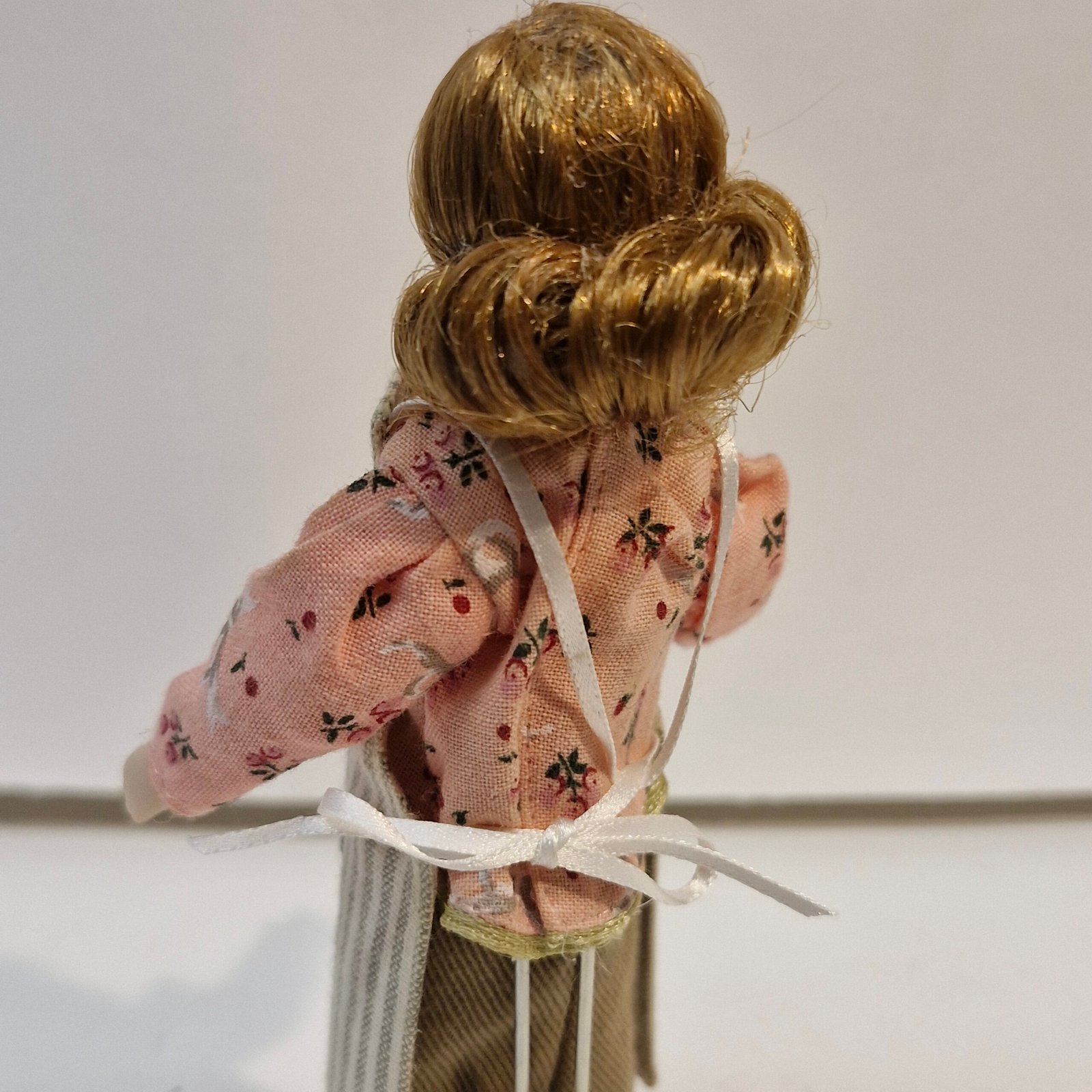 1:12th Scale Dolls House Miniatures, Quality Porcelain Doll. Woman KM07