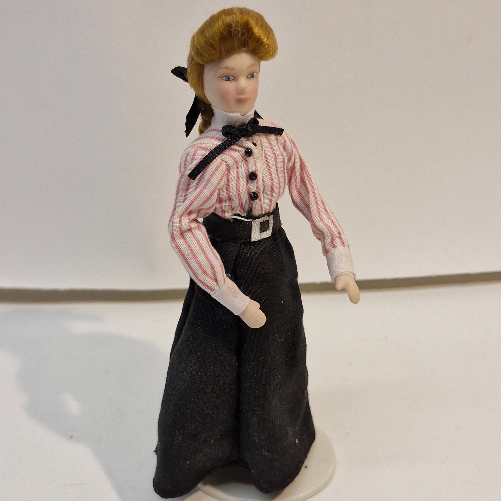 1:12th Scale Dolls House Miniatures, Porcelain Doll. Woman KM10