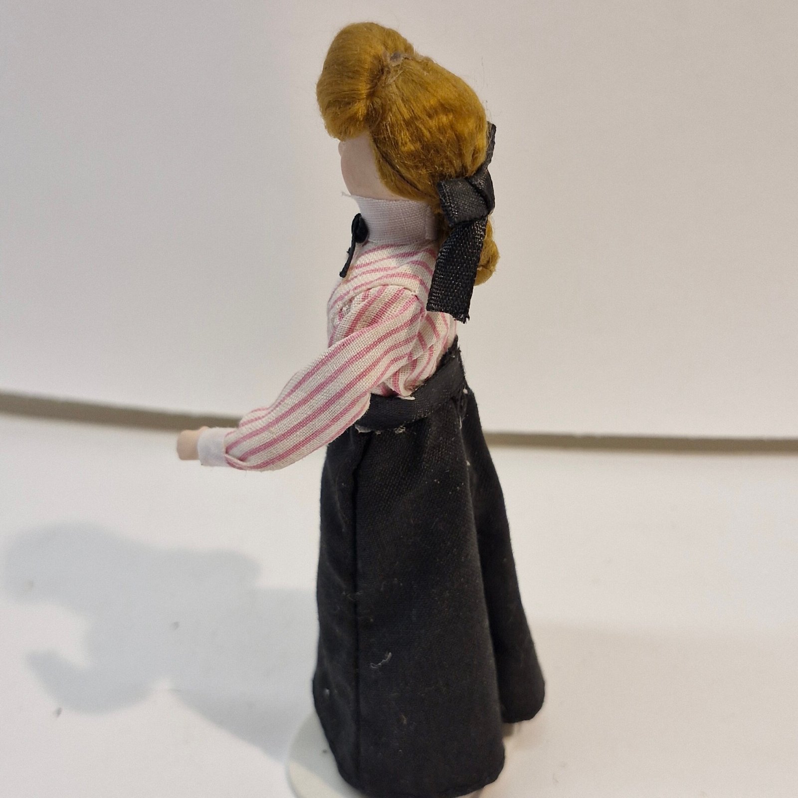 1:12th Scale Dolls House Miniatures, Porcelain Doll. Woman KM10
