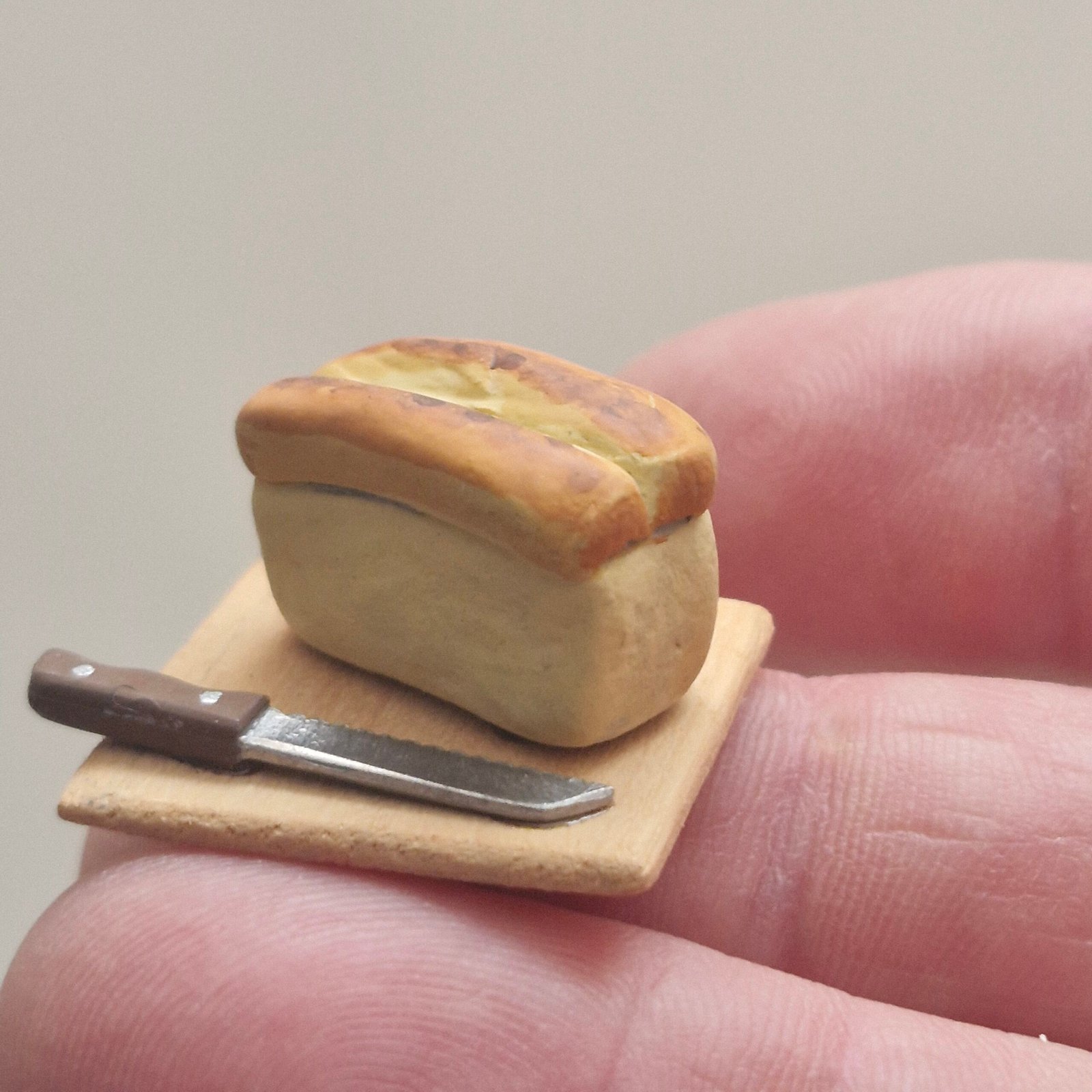 12th scale Dolls House Miniature Quality Loaf of Bread on Board RP03
