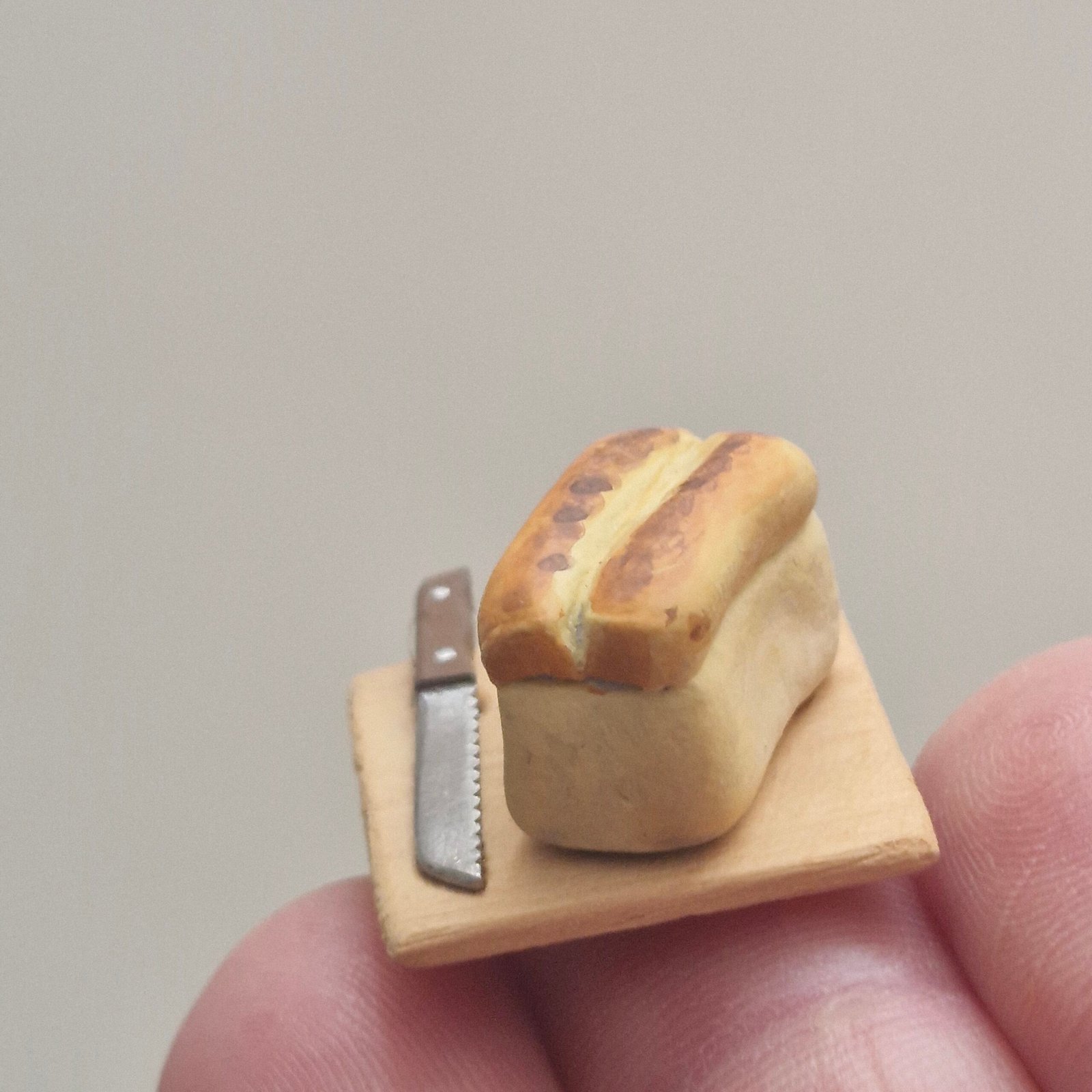 12th scale Dolls House Miniature Quality Loaf of Bread on Board RP03